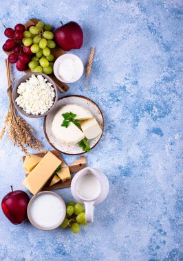 Yahudi bayramı Shavuot konsepti. Tzfat peyniri, süt, süt ürünleri, meyve ve buğday taneleri