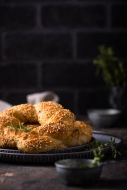 Koyu arkaplanda susamlı geleneksel Türk simitleri