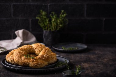 Koyu arkaplanda susamlı geleneksel Türk simitleri