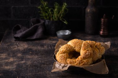 Koyu arkaplanda susamlı geleneksel Türk simitleri