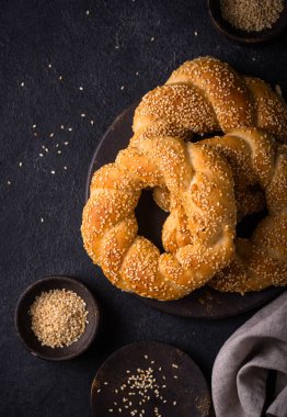 Koyu arkaplanda susamlı geleneksel Türk simitleri