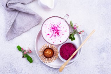 Sütlü pembe kibrit latte. Ejderha meyve tozundan moda içecek.