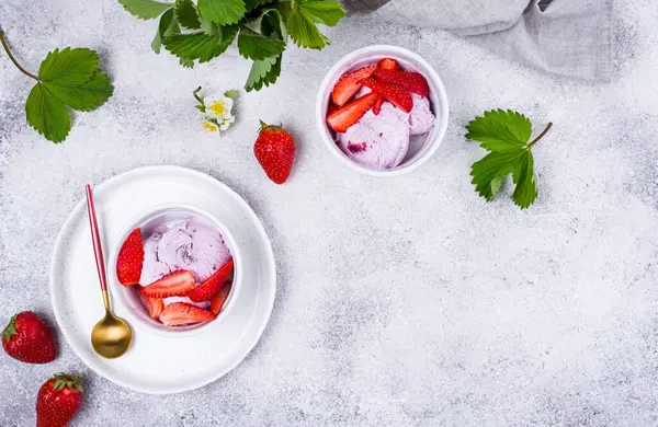 Beyaz kasede ev yapımı çilekli dondurma.