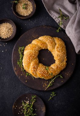 Koyu arkaplanda susamlı geleneksel Türk simitleri