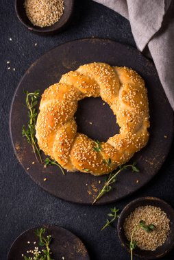Koyu arkaplanda susamlı geleneksel Türk simitleri