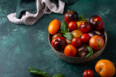 Taze domateslerin değişik çeşitleri ve renkleri.