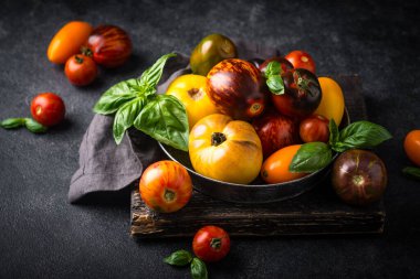 Taze domateslerin değişik çeşitleri ve renkleri.