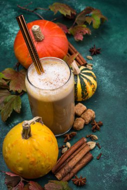 Bardakta balkabaklı latte. Geleneksel sıcak sonbahar içeceği