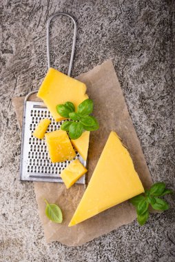 Parmesan peyniri, fesleğen ve rende