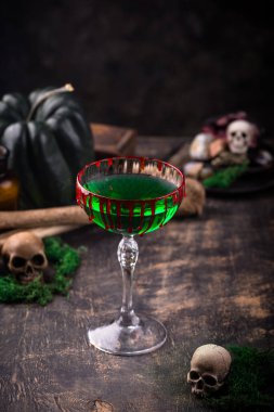 Cadılar Bayramı için yeşil zombi martini kokteyli