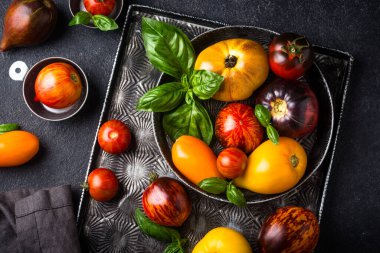 Taze domateslerin değişik çeşitleri ve renkleri.