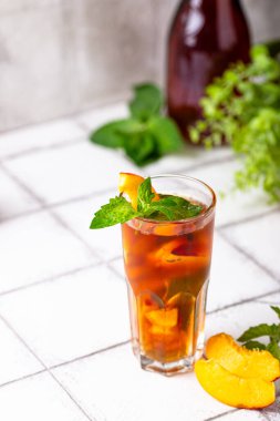 Şeftali ve nane ile soğuk buzlu çay, yaz içeceği.