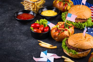 4 Temmuz Bağımsızlık Günü, ABD Anma Günü ya da İşçi Bayramı için geleneksel Amerikan yemekleri. Hamburger, patates kızartması ve sosisli sandviç.
