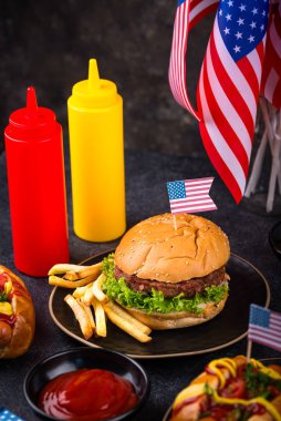 4 Temmuz Bağımsızlık Günü, ABD Anma Günü ya da İşçi Bayramı için geleneksel Amerikan yemekleri. Hamburger, patates kızartması ve sosisli sandviç.