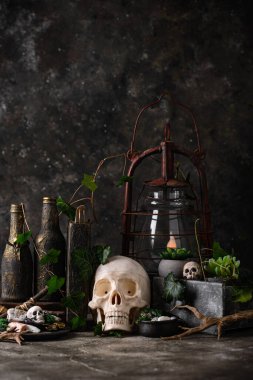 Gaz lambası ve kafatası ile Cadılar Bayramı dekorasyonu