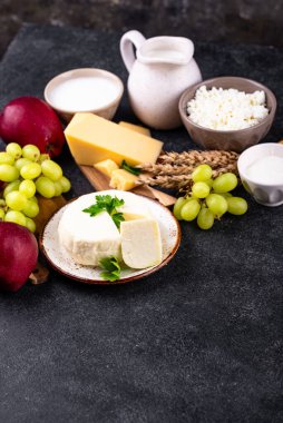 Yahudi bayramı Shavuot konsepti. Tzfat peyniri, süt, süt ürünleri, meyve ve buğday taneleri