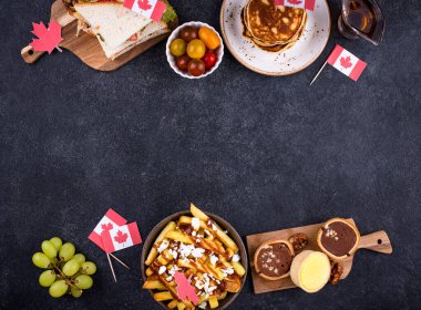 Kanada Günü geleneksel gıda konsepti. Poutine, tereyağlı tart, sandviç, akçaağaç şuruplu Kanada gözlemesi.