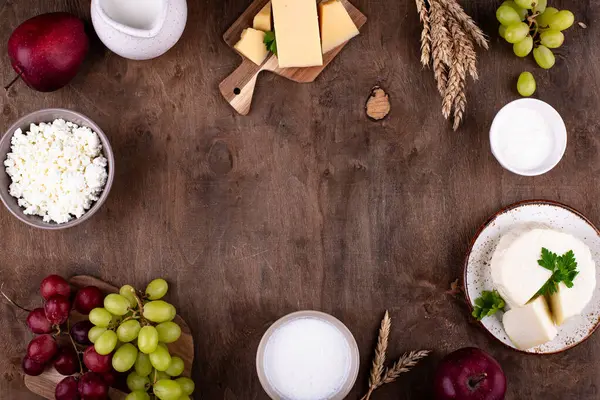 Yahudi bayramı Shavuot konsepti. Tzfat peyniri, süt, süt ürünleri, meyve ve buğday taneleri