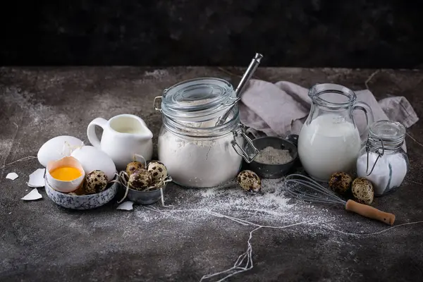 Buğday unu ve yumurta karışımı şeyler pişiriyorum.