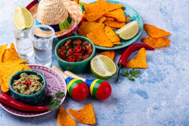 Geleneksel Meksika yemeği nachos, salsa, guacamole, tekila. Cinco de mayonez konsepti
