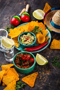 Geleneksel Meksika yemeği nachos, salsa, guacamole, tekila. Cinco de mayonez konsepti