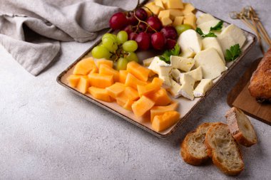 Farklı peynirli, üzümlü ve kavunlu peynir tabağı. Şarap için aperatif veya antipasti.