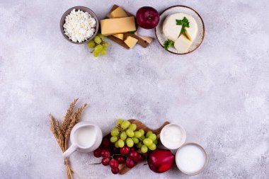 Yahudi bayramı Shavuot konsepti. Tzfat peyniri, süt, süt ürünleri, meyve ve buğday taneleri