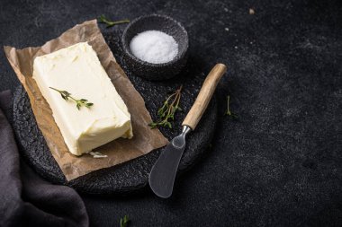 Gri arka planda taze tereyağı. Süt ürünü.