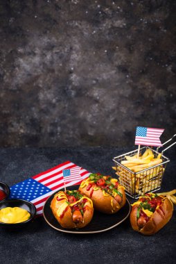4 Temmuz Bağımsızlık Günü, ABD Anma Günü ya da İşçi Bayramı için geleneksel Amerikan yemekleri. Hamburger, patates kızartması ve sosisli sandviç.