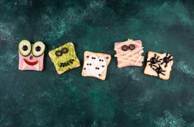 Çocuklar için Cadılar Bayramı yemeği. Komik korkunç canavarlar kadeh kaldırır.