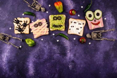 Çocuklar için Cadılar Bayramı yemeği. Komik korkunç canavarlar kadeh kaldırır.