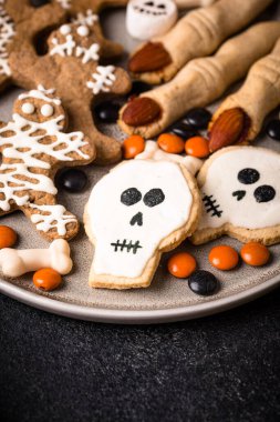 Kafatası, zombi ve mumya şeklinde korkunç zencefilli kurabiyeler.