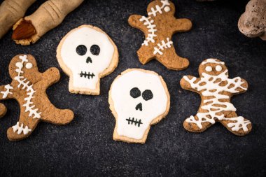 Kafatası, zombi ve mumya şeklinde korkunç zencefilli kurabiyeler.