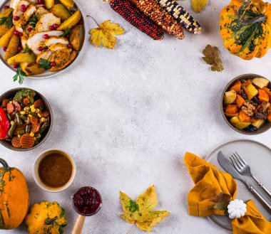 Geleneksel Şükran Günü yemeği hindi, fırında sebze, kızılcık sosu.