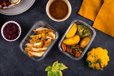 Konteynırlarda kalan Şükran Günü yemeği. Türkiye, sebze ve kızılcık sosu