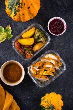 Konteynırlarda kalan Şükran Günü yemeği. Türkiye, sebze ve kızılcık sosu