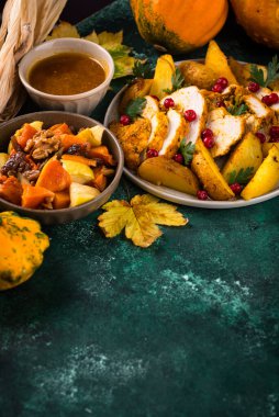 Geleneksel Şükran Günü yemeği hindi, fırında sebze, kızılcık sosu.