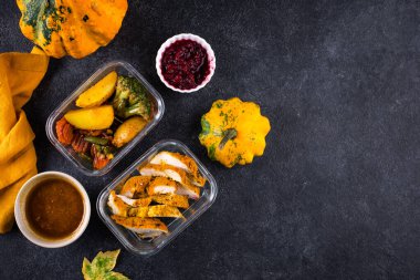 Konteynırlarda kalan Şükran Günü yemeği. Türkiye, sebze ve kızılcık sosu