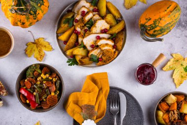 Geleneksel Şükran Günü yemeği hindi, fırında sebze, kızılcık sosu.