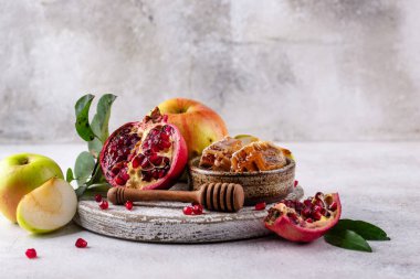Rosh Hashana Yahudi Yeni Yıl konsepti bal, elma ve nar ile