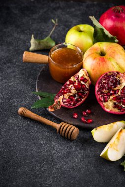 Rosh Hashana Yahudi Yeni Yıl konsepti bal, elma ve nar ile