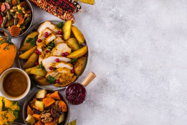 Geleneksel Şükran Günü yemeği hindi, fırında sebze, kızılcık sosu.