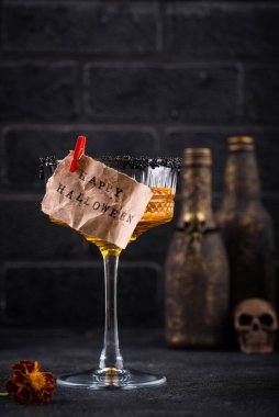 Cadılar Bayramı portakallı, çiçekli balkabaklı martini.