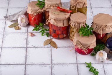 Salamura sebzeleri cam kavanozlarda saklar. Mayalanmış yiyecek.