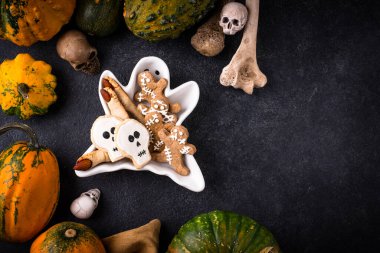 Kafatası, zombi ve mumya şeklinde korkunç zencefilli kurabiyeler.