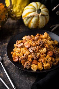 Cadılar Bayramı yemeği. Örümcek, yarasa ve balkabağı şeklinde makarna