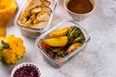 Konteynırlarda kalan Şükran Günü yemeği. Türkiye, sebze ve kızılcık sosu