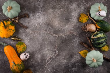 Kafatası ve dekoratif balkabaklarıyla Cadılar Bayramı kompozisyonu.