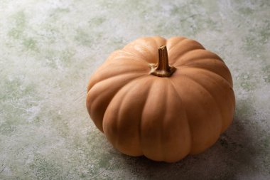 Koyu arka planda çiğ balkabağı, karanlık ruh hali tarzı.