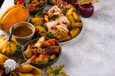 Geleneksel Şükran Günü yemeği hindi, fırında sebze, kızılcık sosu.